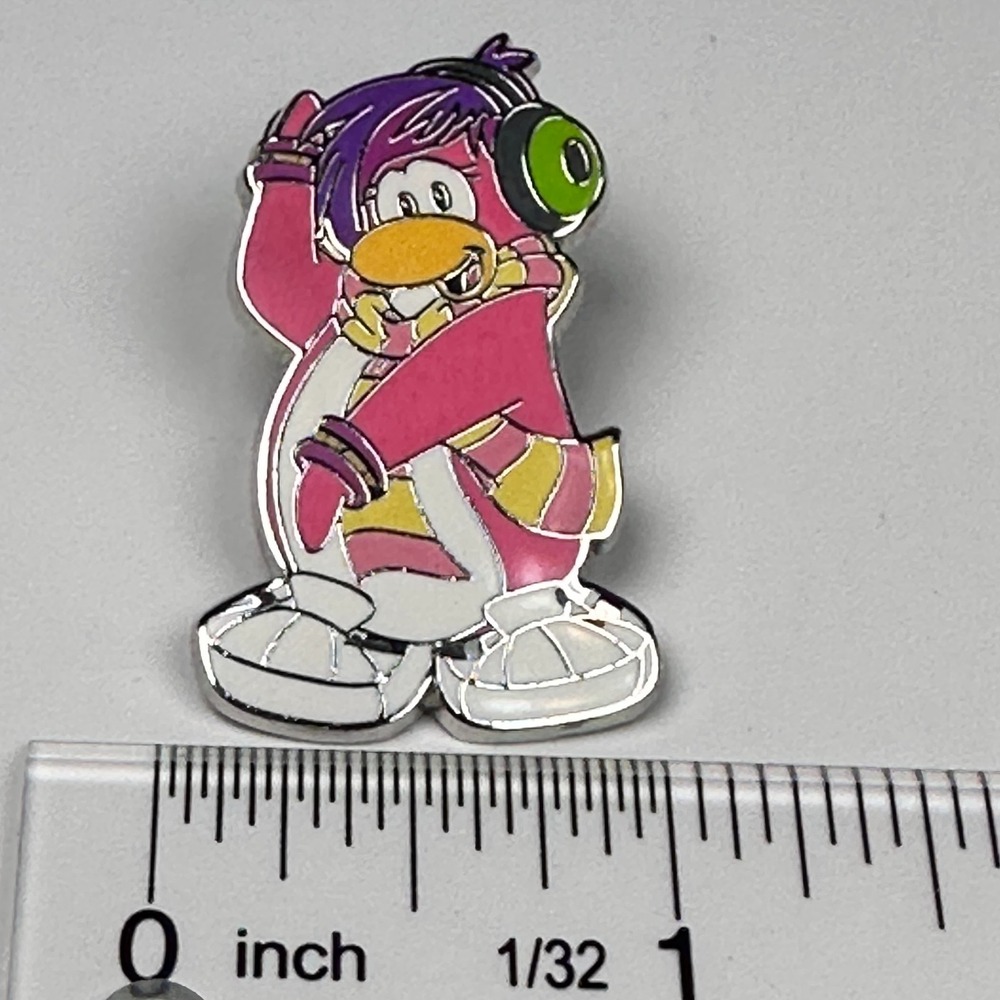 DJ Party Cadence Club Penguin Pink Headphone Mystery Series 2 Disney Pin 2012 - Picture 3 of 6